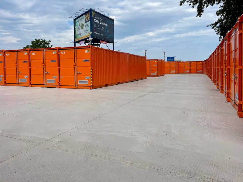Areál STORANGE s radmi skladových kontajnerov a prístupom autom